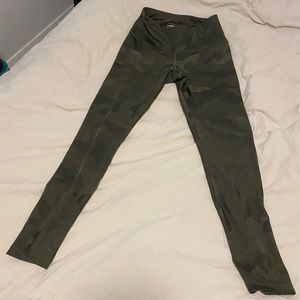 TNF camo base layer leggings medium EUC